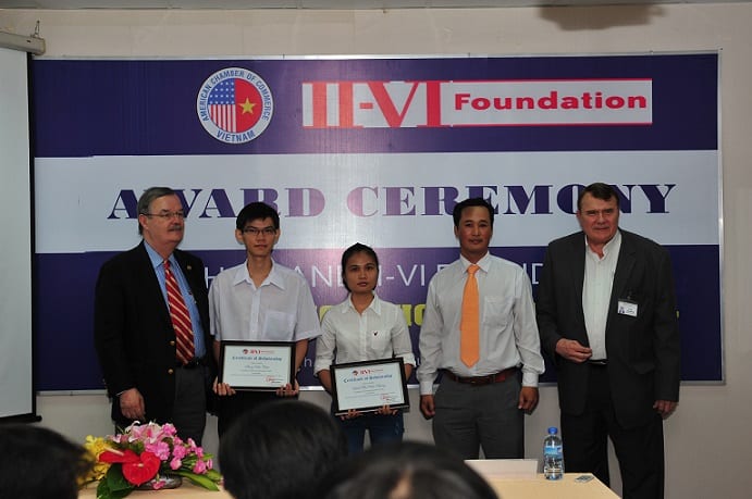Sponsors and students received AmCham and II-VI Foundation Engineering Scholarship 2014